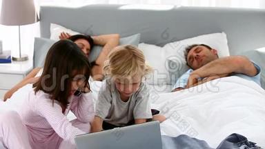 在父母睡觉的时候，小孩经常用笔记本电脑